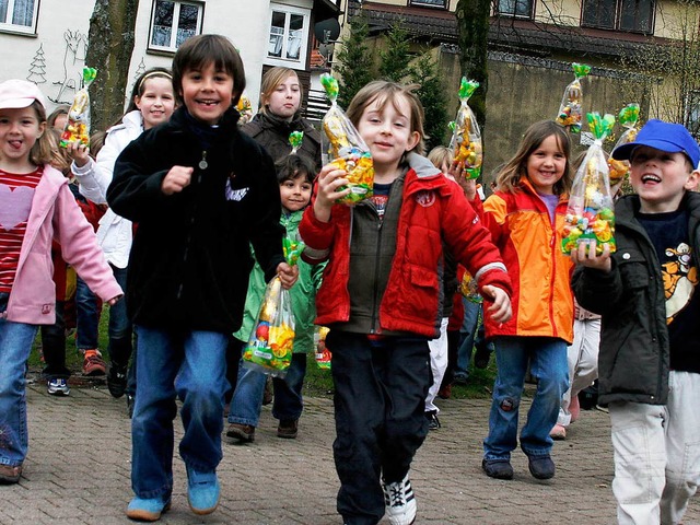 Geschafft: Diese Kinder haben ihre Schokoladenhasen erfolgreich gejagt.  | Foto: Heidi Foessel