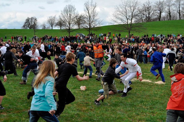 Massen-Spektakel: Das Eierspringen in ...n jedes Jahr an. Und viele machen mit.  | Foto: Nicolai Kapitz