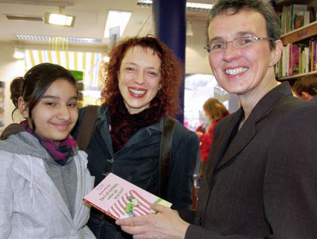 Andrea Hensgen signiert ein Buch fr Kerstin  und Sinah Kazemi (von rechts)  | Foto: Sylvia-Karina Jahn