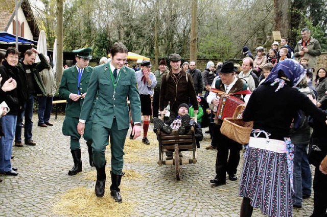 Vllig geschafft wurde der Lufer Sieg...f dem Schubkarren  ins Dorf gefahren.   | Foto: Schneberg