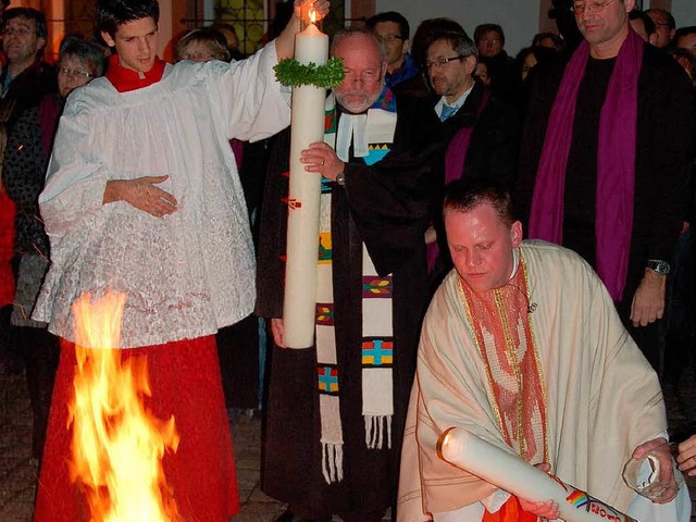 kumenischer Beginn der Osternacht auf...rausforderung, da Kerzen zu entznden!  | Foto: Sylvia-Karina Jahn