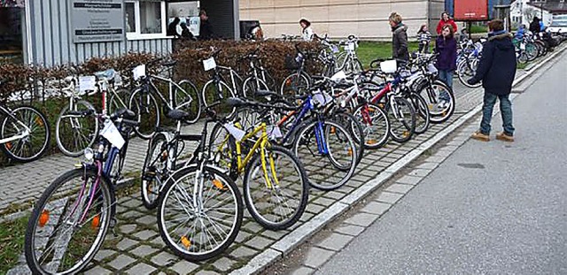 Eine groe Auswahl an gebrauchten Zwei... Fahrradmarkt des Staufener Skiclubs.   | Foto: privat