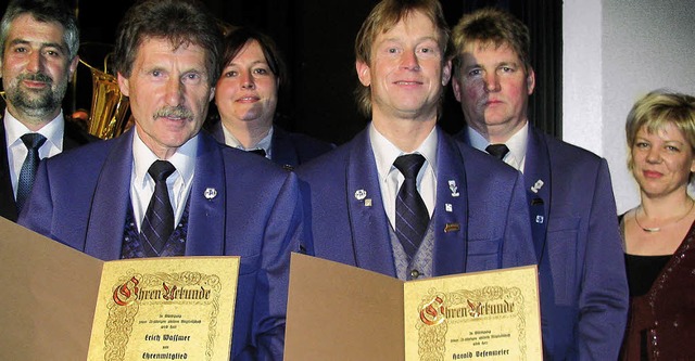 Erich Wassmer und Harald Vesenmeier (v...intere Reihe, von links) gratulierten.  | Foto: Michael Gottstein