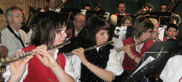 Musikerinnen und Musiker der Trachtenk...gramm wurde  mit viel Beifall belohnt.  | Foto: Gerhard Wiezel