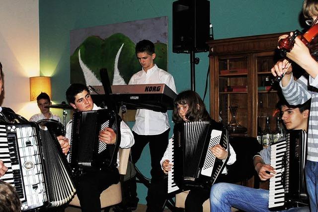 Gelungene Premiere mit bosnischer Akkordeon-Musik