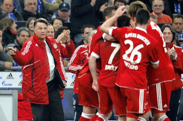 Bayerns Trainer Louis van Gaal (links)... einem Torerfolg wieder Ordnung ein.    | Foto: DDP/AFP