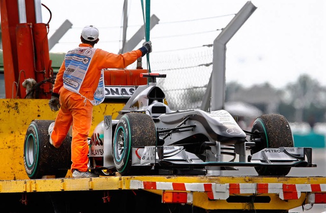Verlierer am Haken: Michael Schumachers Mercedes landet beim Abschleppdienst.   | Foto: DPA/AFP