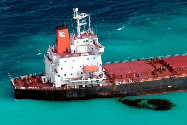 Frachter auf Korallenriff – Öl wird abgepumpt