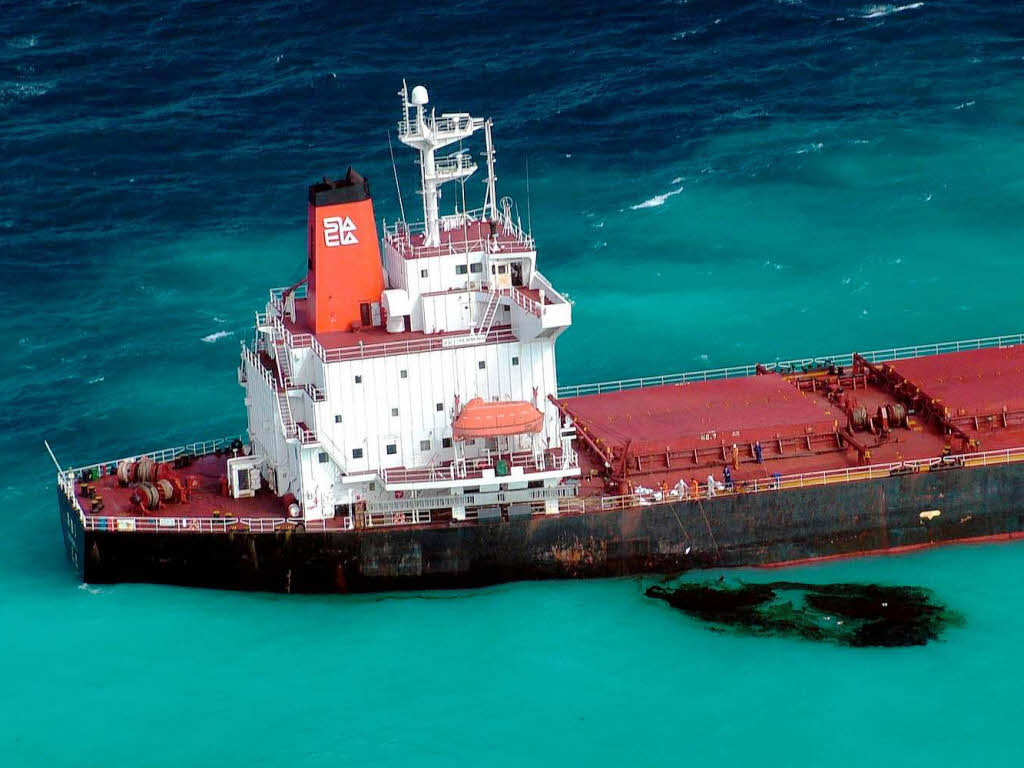 Frachter auf Korallenriff – Öl wird abgepumpt - Panorama - Badische Zeitung