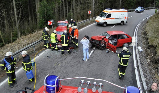 Der rote Opel Astra (rechts) prallte frontal auf den roten Mini.   | Foto: kamera 24