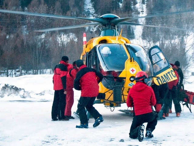 Die Schneeschuhwanderer werden mit dem Hubschrauber gerettet.  | Foto: dpa