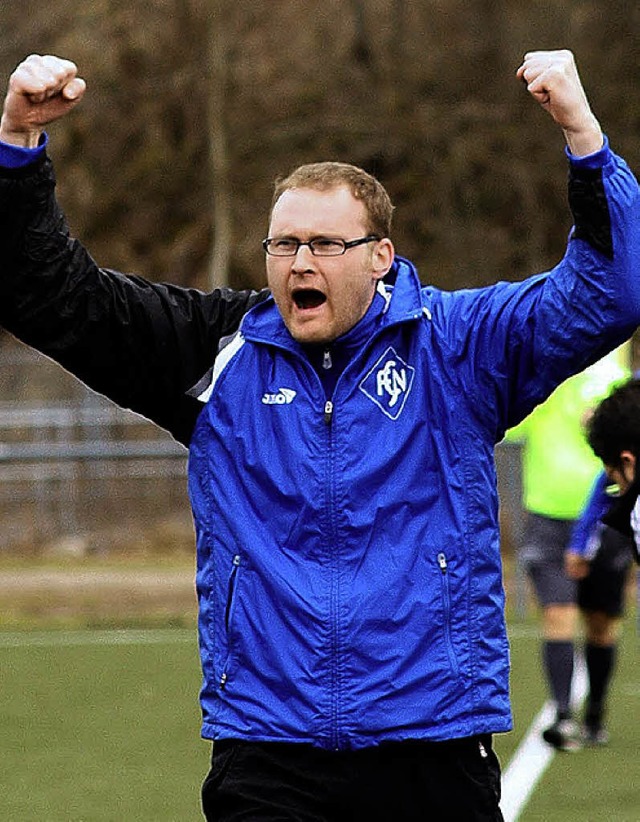 Arme hoch: Neustadts Trainer Torsten W...ubelt den 4:2-Sieg gegen Bad Drrheim.  | Foto: hahne