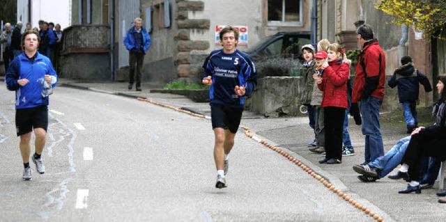 Jonas Haberstroh aus Broggingen trifft...eiig beim Eiersammneln unterwegs ist.  | Foto: Eberhard Kopp