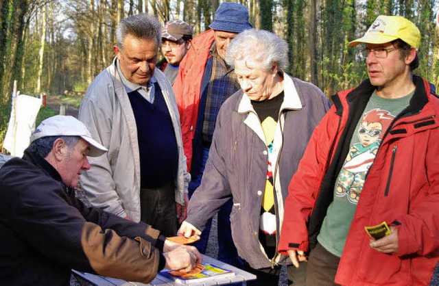 Am Kontrollpunkt  bei Jechtingen liee...eilnehmer ihre Wanderpsse abstempeln.  | Foto: Roland Vitt