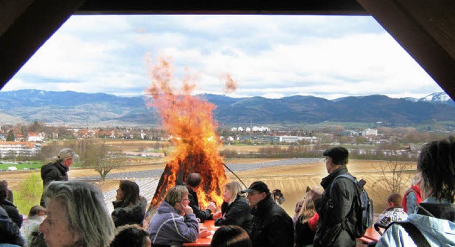 Ums wrmende Osterfeuer auf dem Bad Kr...iesem Jahr mehr als tausend Besucher.   | Foto: Anne Freyer