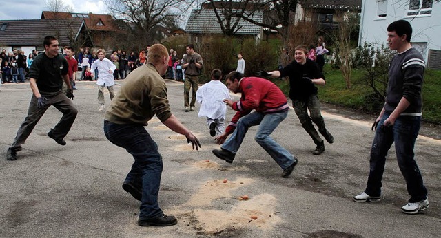 Haltet den Eierdieb: Die Polizisten ge...der Eierklauerei Einhalt zu gebieten.   | Foto: Hans-Jrgen Hege