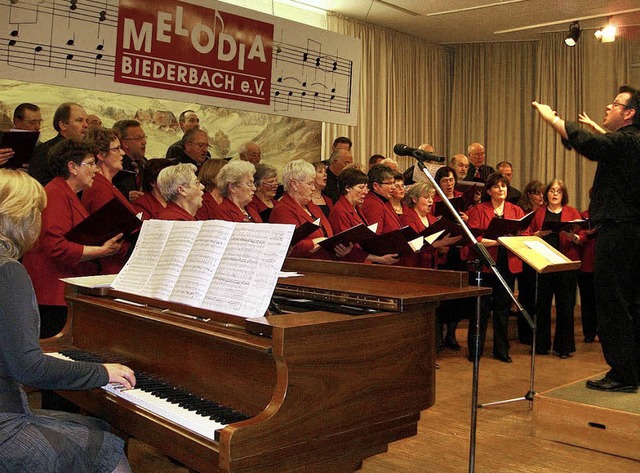 Der Gesangverein &#8222;Melodia&#8220;...und seiner Ehefrau Dagmar am Klavier.   | Foto: R. Gutjahr