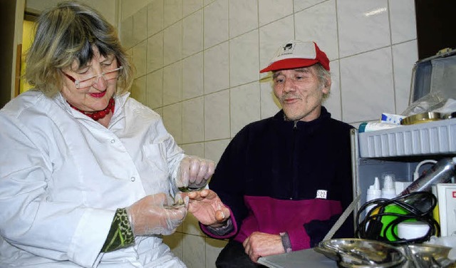 Doris Hfner pflegt im Rahmen der medi...chen Ambulanz Dieter Liebenows Hnde.   | Foto: Thomas Loisl Mink