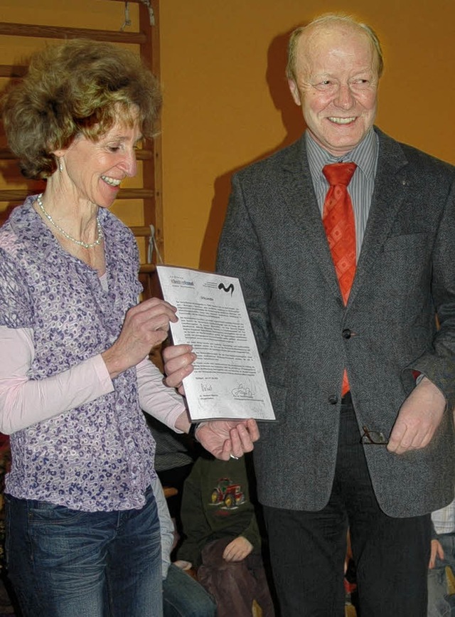 Norbert Dietrich berreicht Kindergartenleiterin Regina Doppstadt die Urkunde.  | Foto: Winter