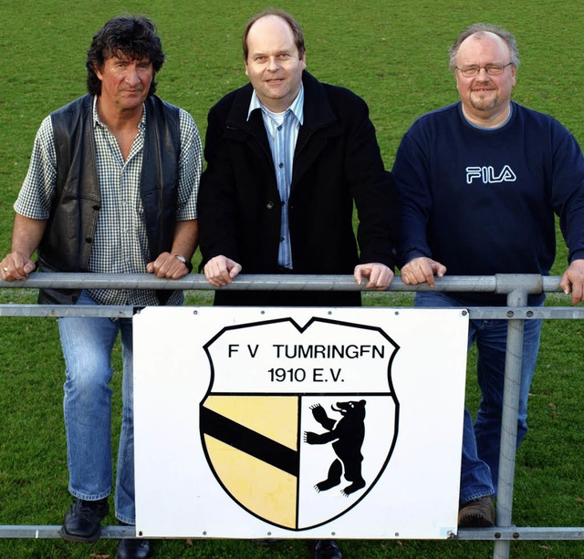 Frank Hilden, Harald Wunderle und Wilf...r den FV Tumringen das Jubilum vor.   | Foto: Paul Schleer