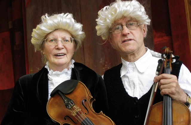 Das Pfarrerehepaar Gudrun und Alf Bern...als die Mozarts im Haus der Begegnung.  | Foto: Charlotte Bhler-Mller
