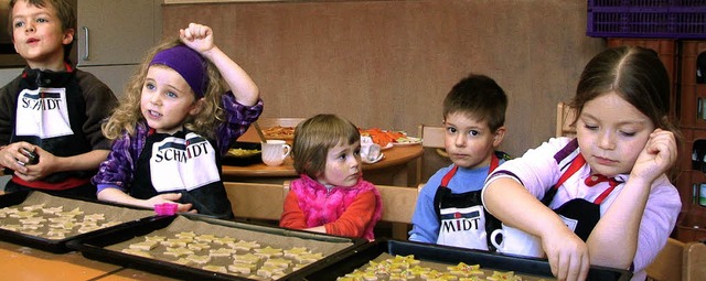 Bei einem Workshop wurden im Kindergar... stilecht &#8211; Sterntaler gebacken.  | Foto: Ines Bode