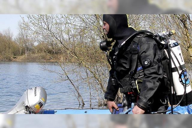 Polizei sucht mit Sonargerät nach Taucher im Matschelsee