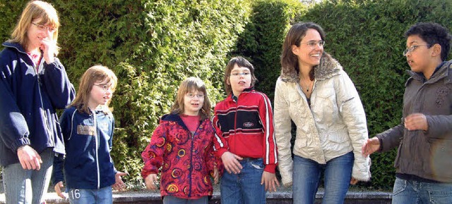 Elke Stadler (Zweite von rechts) beim ...Kinder- und Jugendhaus Bad Sckingen.   | Foto: Christiane Weishaupt