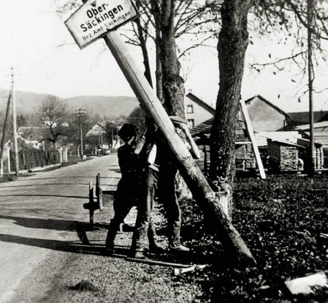 Die Beseitigung des Obersckinger Ortsschildes im Herbst 1935    | Foto: Robert Schmidt