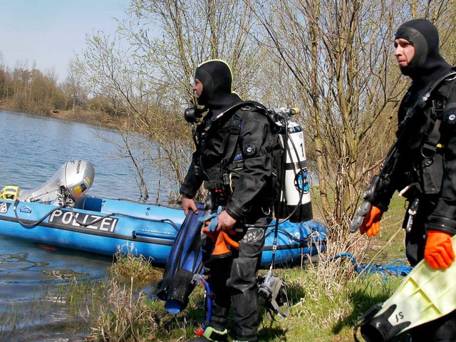 Die Wasserschutzpolizei sucht den Matschelsee ab.  | Foto: Heidi Foessel