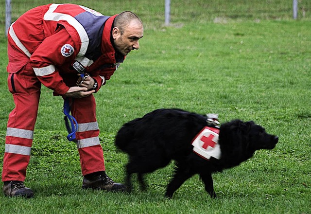 Auch Hundefhrer Armin Faller und sein...erprfung in Einstzen zu engagieren.   | Foto: privat