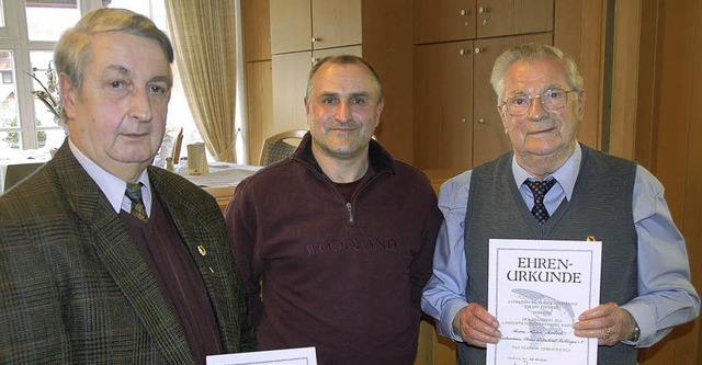 Konrad Bhler (links) und Alwin Morloc...hrennadel samt Urkunde ausgezeichnet.   | Foto: Dietmar Noeske