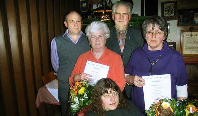 Die Vertreter des VdK, Klaus Rsch (li...rennadel fr 25 Jahre Mitgliedschaft.   | Foto: Hans-Jrgen Wehrle