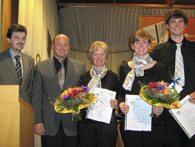 Hubert Rombach, Bezirksvorsitzender de...r, Theresa Glotz und Jonas Gangwisch.   | Foto: Anne Freyer