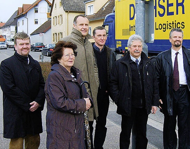 Vor-Ort-Termin (von links): Thomas Men... Erler an der B&#8197;3 in Norsingen.   | Foto: Uhl