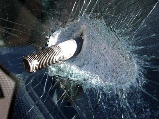 Schreck-Schraube: Dieses Stahlteil ver...utzscheibe eines nachfolgenden Autos.   | Foto: Polizei