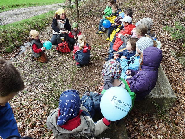 Sogar luftgefllte Eier gab&#8217;s an...i der Osterhasenwanderung in Kollnau.   | Foto: Hermann Rehm