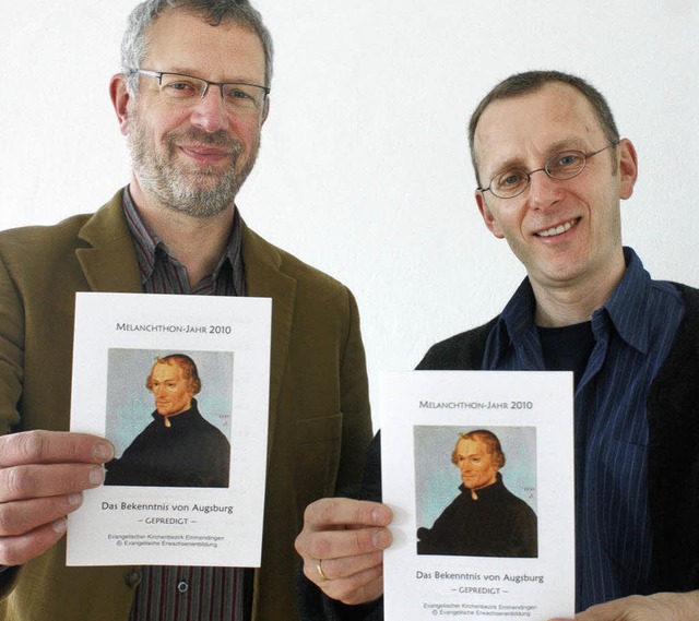 Dekan Friedrich Geyer (links) und der ...#8222;Augsburger Bekenntnis&#8220;.     | Foto: Hans-Jrgen Trul