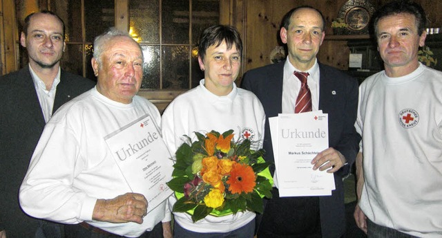 Der stellvertretende Kreisbereitschaft...ratulierte im Namen des Ortsvereins.    | Foto: Josef Maier