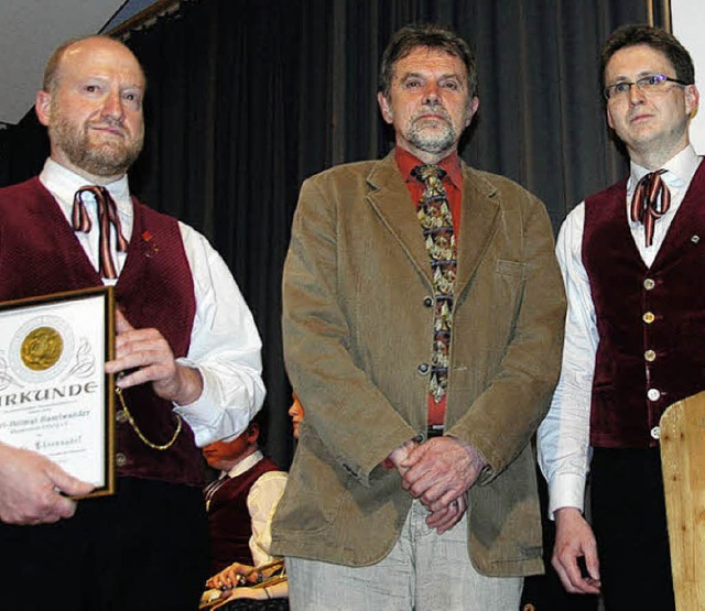 Fr 40-jhrige Mitgliedschaft wurde Ch... von Marcus Stich geehrt (von links).   | Foto: chs