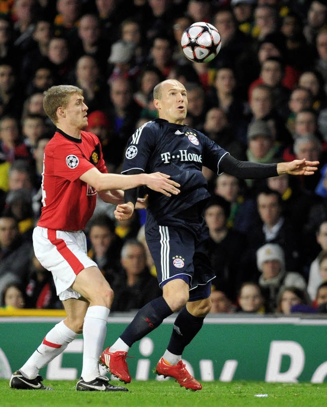 Arjen Robben (rechts) hatte in den entscheidenden Momenten den Ball im Blick.   | Foto: AFP