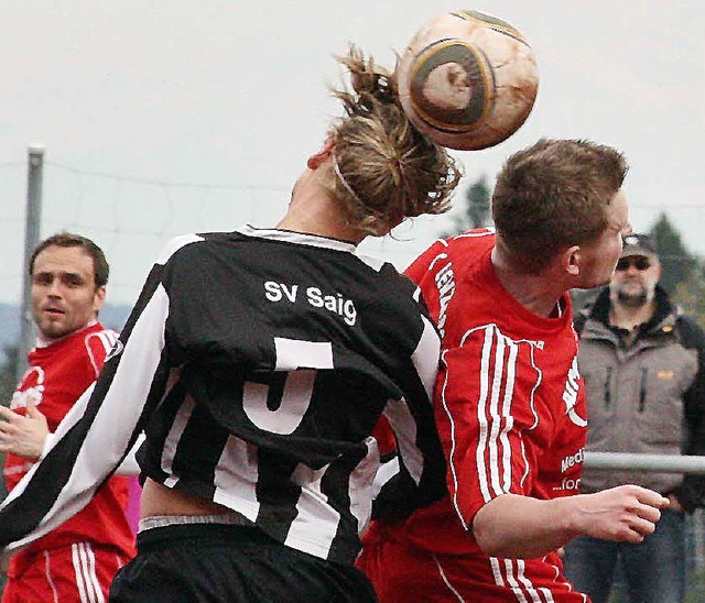 Unerwartet gemeinsam auf Ballhhe ware...baller des SV Saig und FC Lenzkirch.   | Foto: hahne