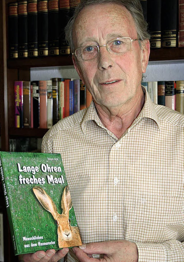 Heinz Eck mit seinem  neuen Buch &#822...schliches aus dem Hasenrevier&#8220;.   | Foto: dieter MAURER