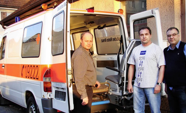 Der Lffinger Kfz-Hndler Markus Laufe...) und Sadetdin Ural bei der bergabe.   | Foto: Christa Maier