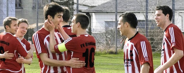 Dem Klassenerhalt entgegen: Gro war d...ude nach dem 3:2-Sieg gegen Waldkirch   | Foto: kaufhold