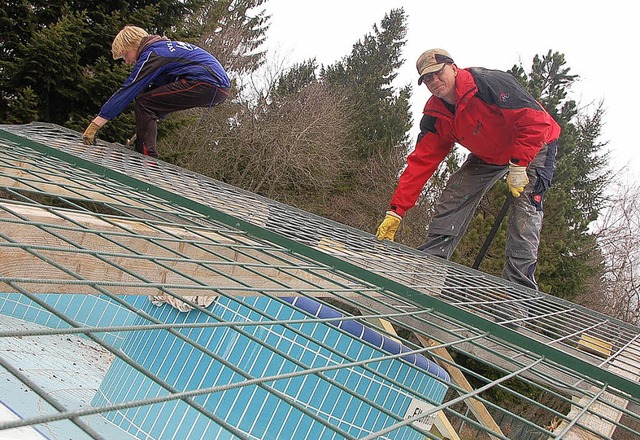 Schwimmmeister Olaf Dhring (rechts) b...bber Florian Maier aus Hchenschwand.   | Foto: Kathrin Blum