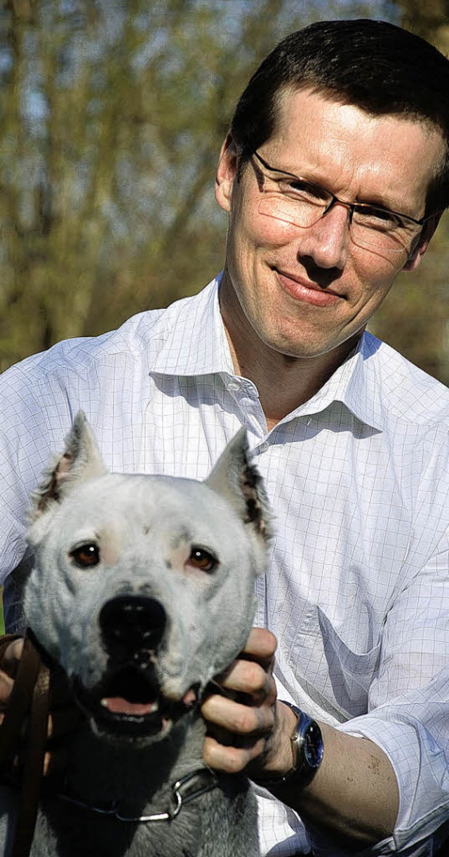 Vorsitzender Uwe Dindas mit Fifty, einem Dogo-Argentino-Mix  | Foto: ges