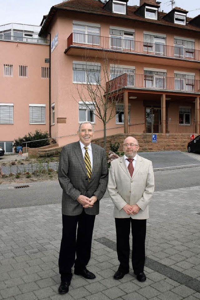 Professor Gnter Mangold (links) und s...enmann vor dem Krankenhaus Ettenheim.   | Foto: Theo weber