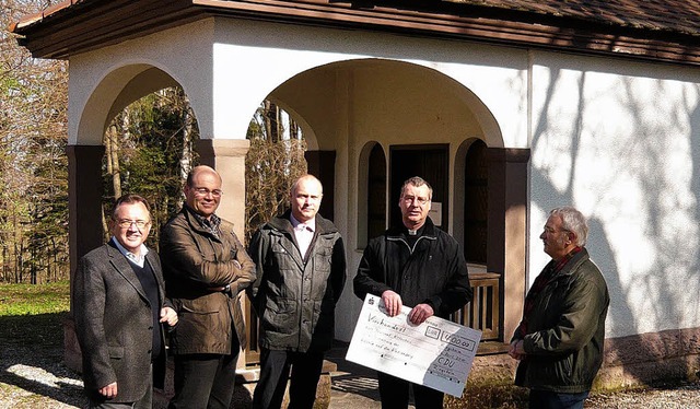 Klaus Bosch, Martin Weber, Leopold Fah...erbert Mllerbei der Spendenbergabe.   | Foto: adelbert mutz