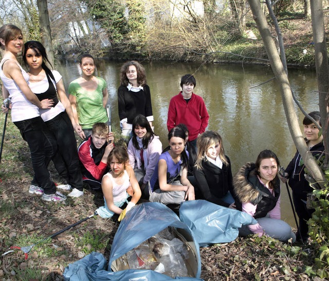 Bachputzete: Achtklssler der Astrid L...sich fr ein sauberes Mhlbach-Ufer.    | Foto: Stadt